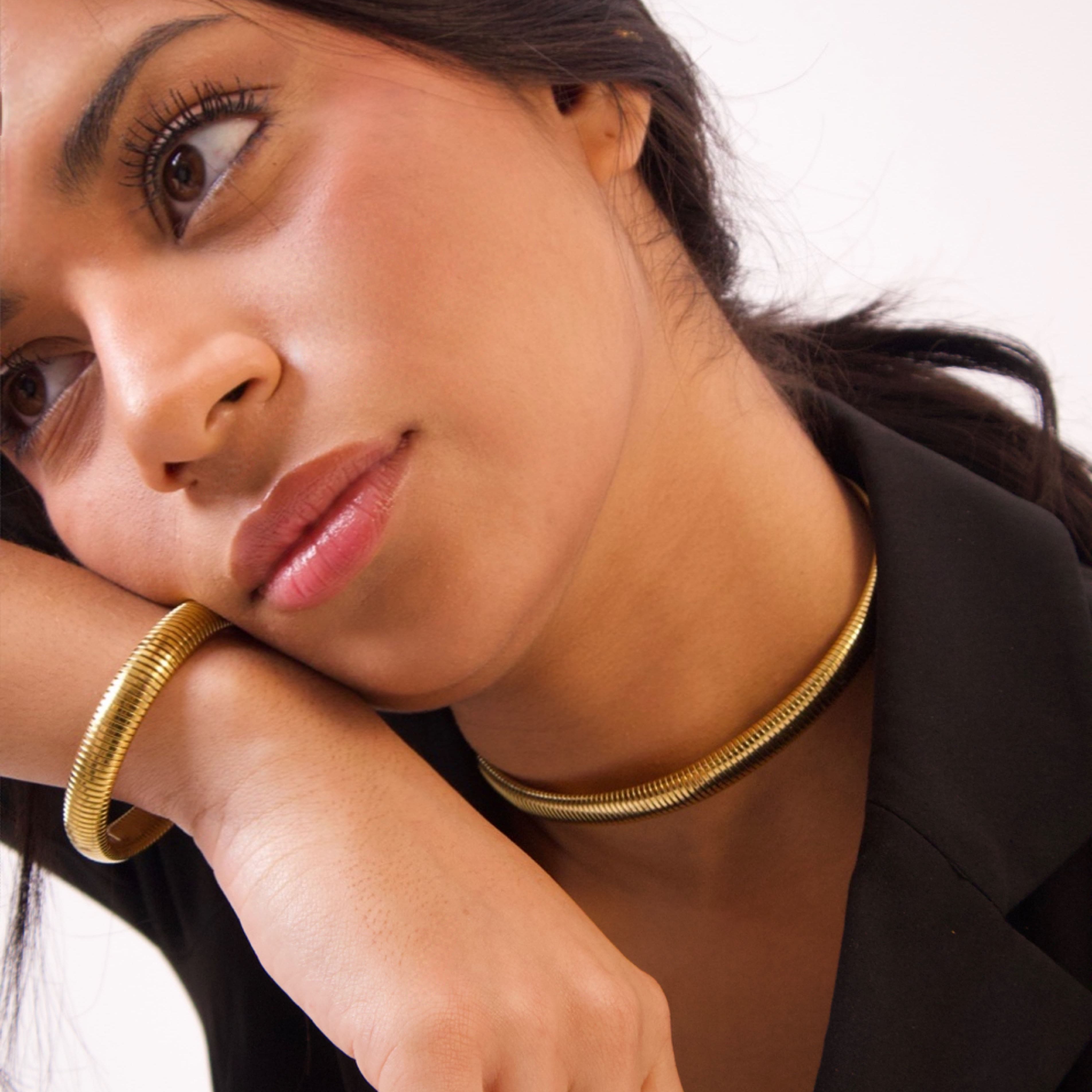 Ribbed gold necklace with a refined textured surface